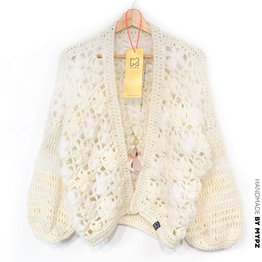 Haakpakket - MYPZ kort bombervest Wildflower Off White (ENG-DE-NL-ES-FR-IT-DA-SV-NO)