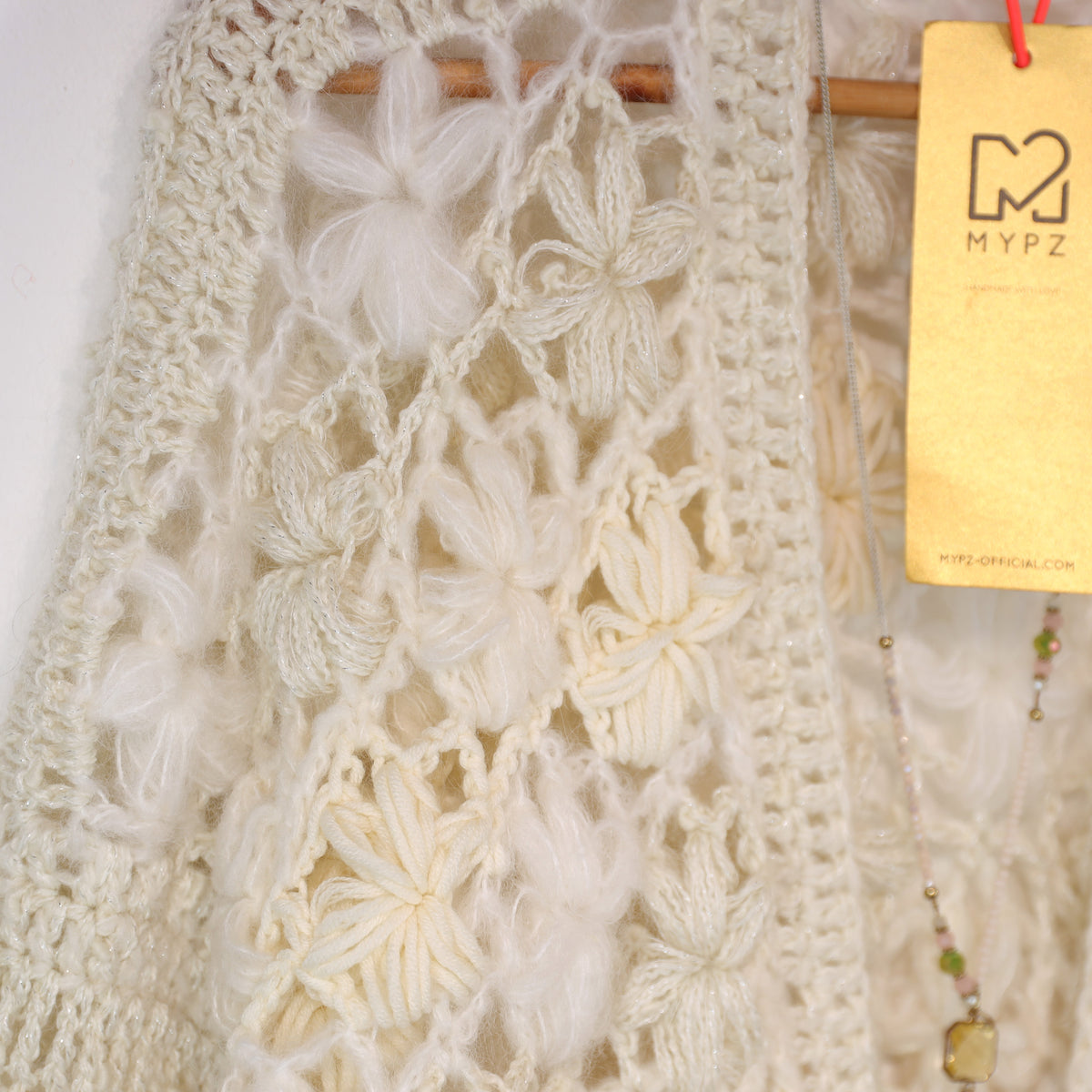 Haakpakket - MYPZ kort bombervest Wildflower Off White (ENG-DE-NL-ES-FR-IT-DA-SV-NO)