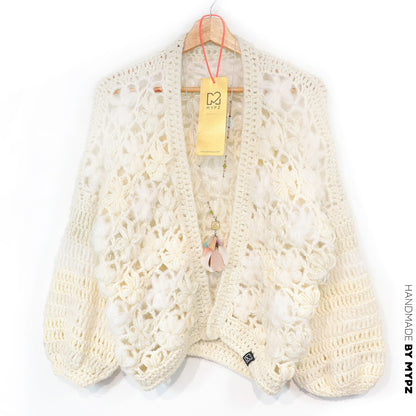 Haakpakket - MYPZ kort bombervest Wildflower Off White (ENG-DE-NL-ES-FR-IT-DA-SV-NO)