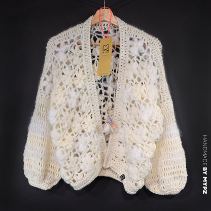 Haakpakket - MYPZ kort bombervest Wildflower Off White (ENG-DE-NL-ES-FR-IT-DA-SV-NO)